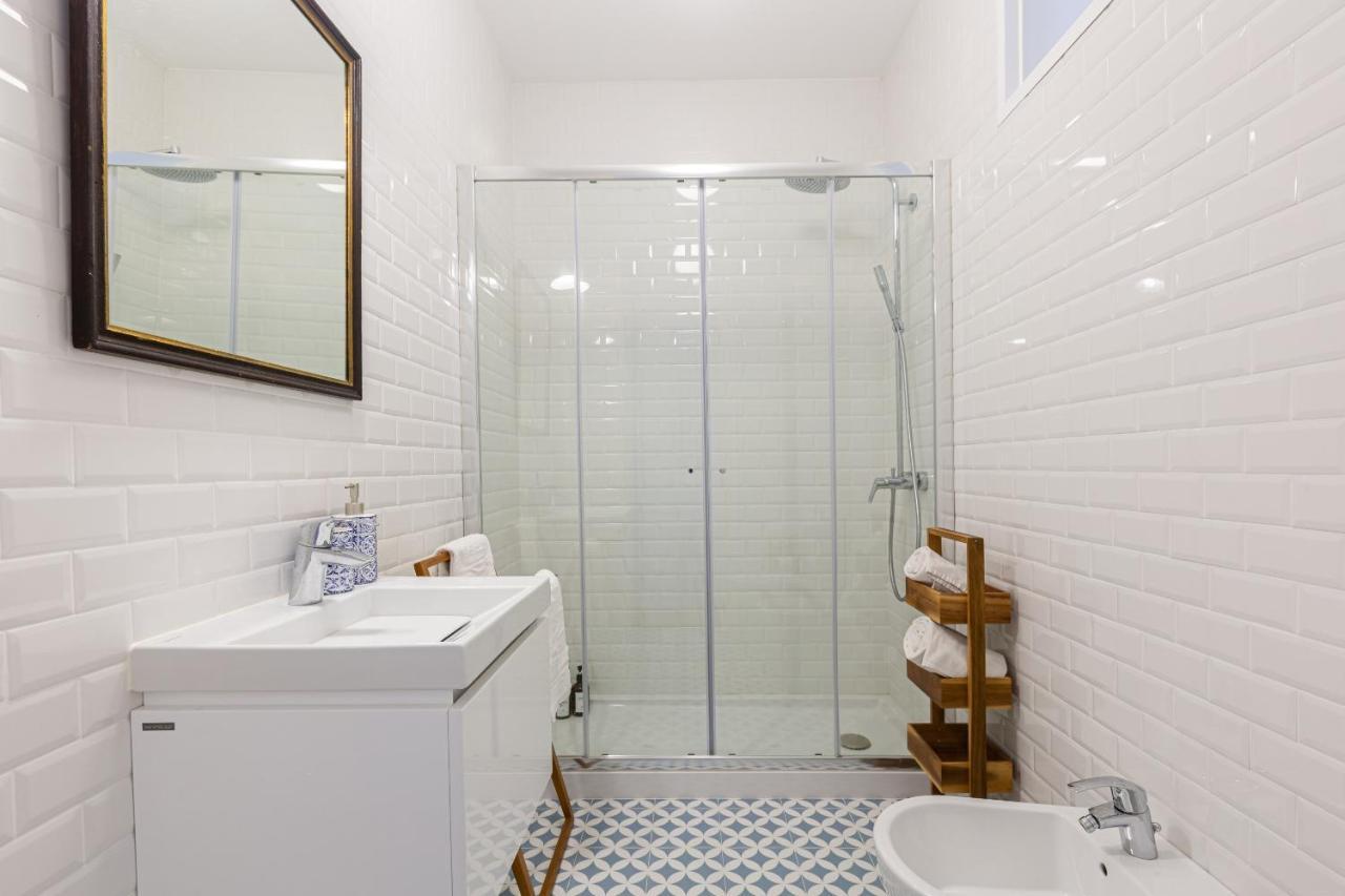 White & Blue Vintage Home In Graca Lisbon Exterior photo